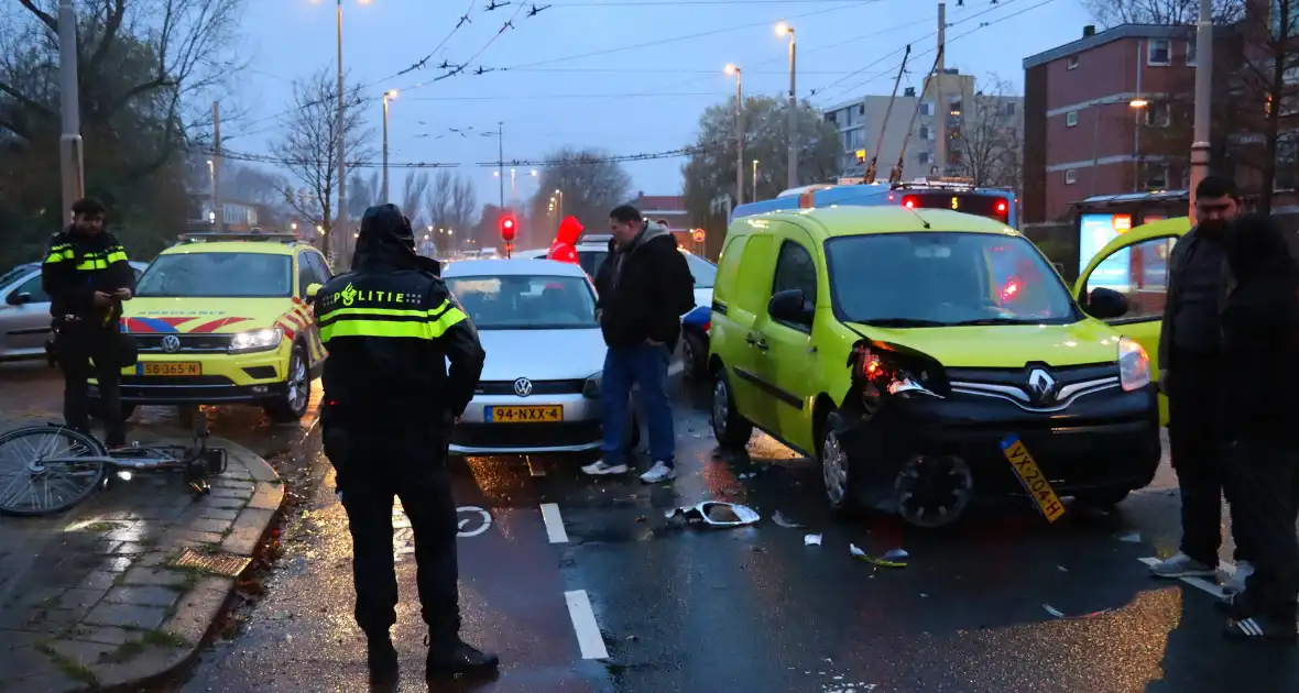 Botsing op kruising, flinke schade bij beide voertuigen