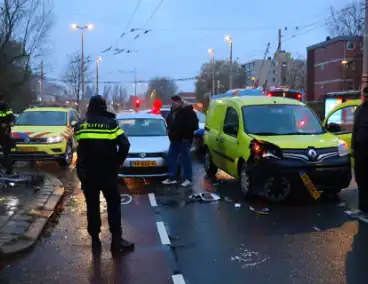 Botsing op kruising, flinke schade bij beide voertuigen