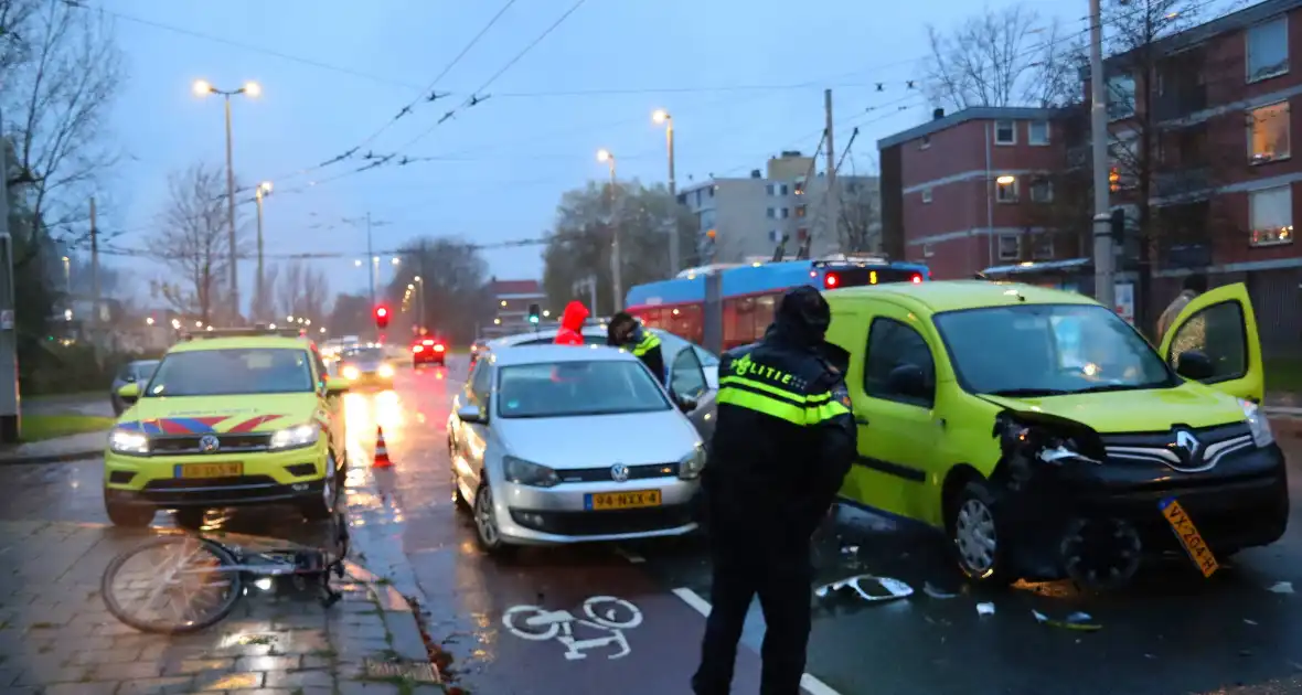 Botsing op kruising, flinke schade bij beide voertuigen - Foto 1