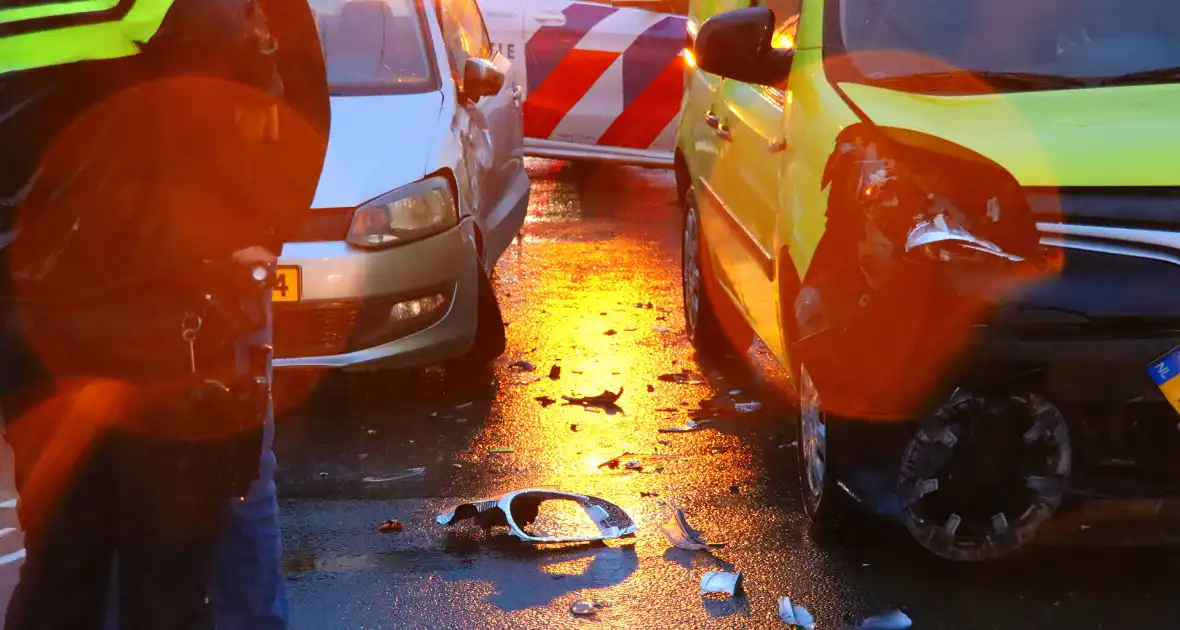 Botsing op kruising, flinke schade bij beide voertuigen - Foto 2