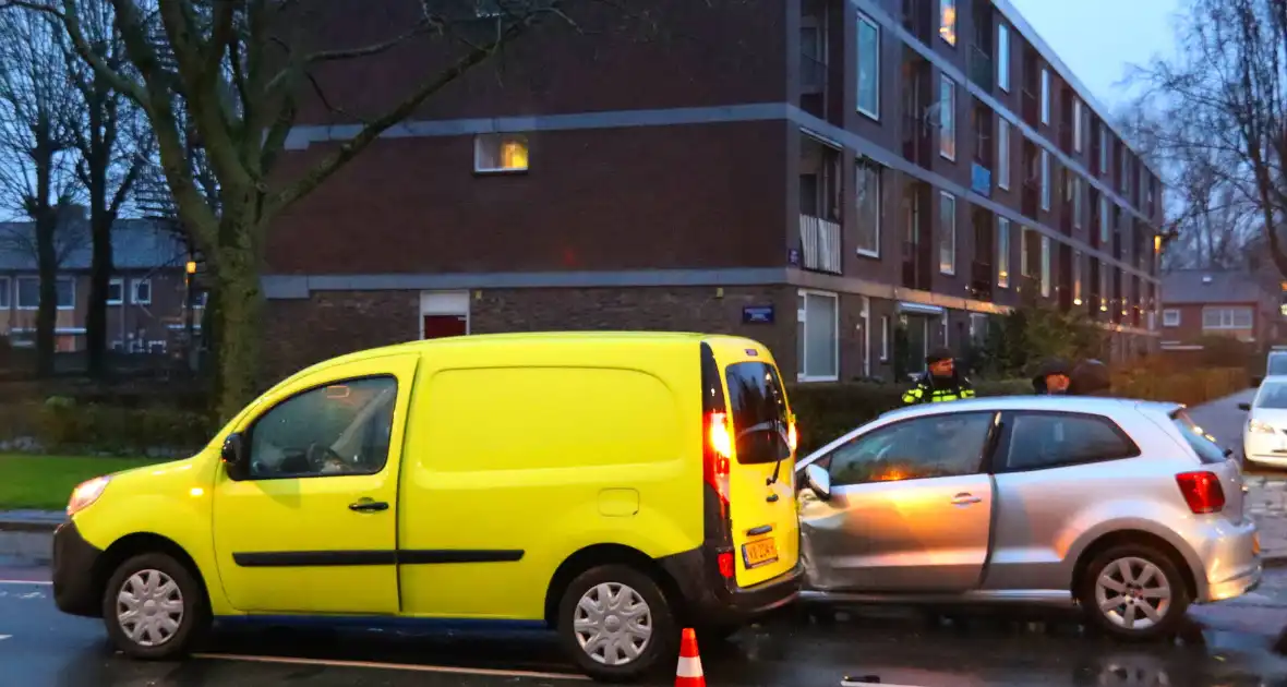 Botsing op kruising, flinke schade bij beide voertuigen - Foto 3