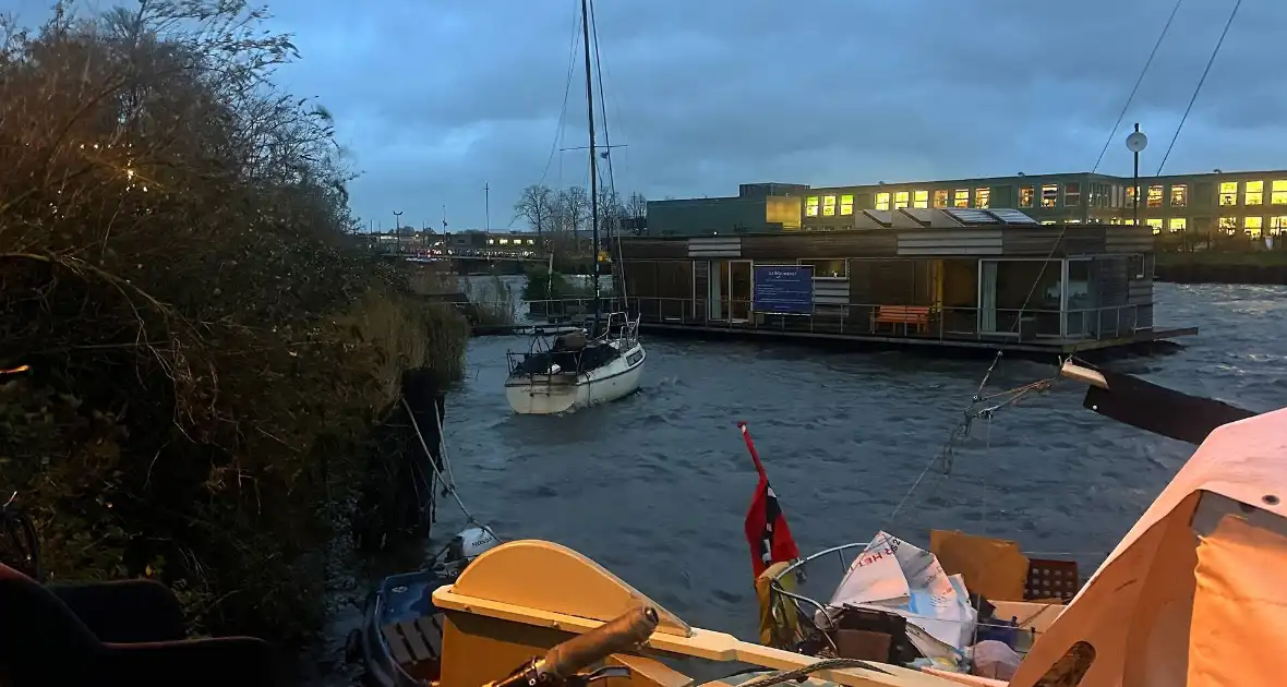 Afgebrande zeilboot op drift door harde windstoten