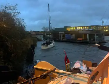 Afgebrande zeilboot op drift door harde windstoten