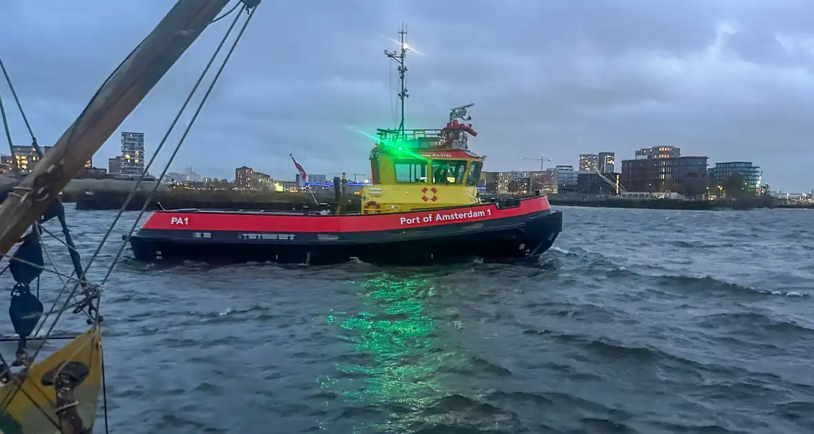 Afgebrande zeilboot op drift door harde windstoten - Foto 1