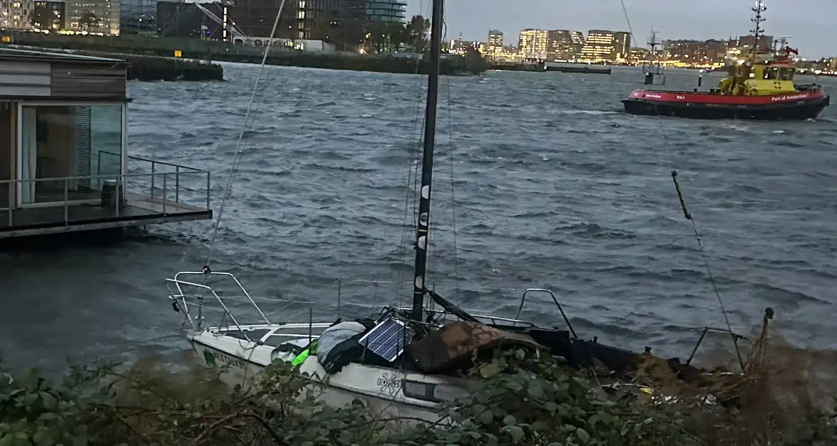 Afgebrande zeilboot op drift door harde windstoten - Foto 2