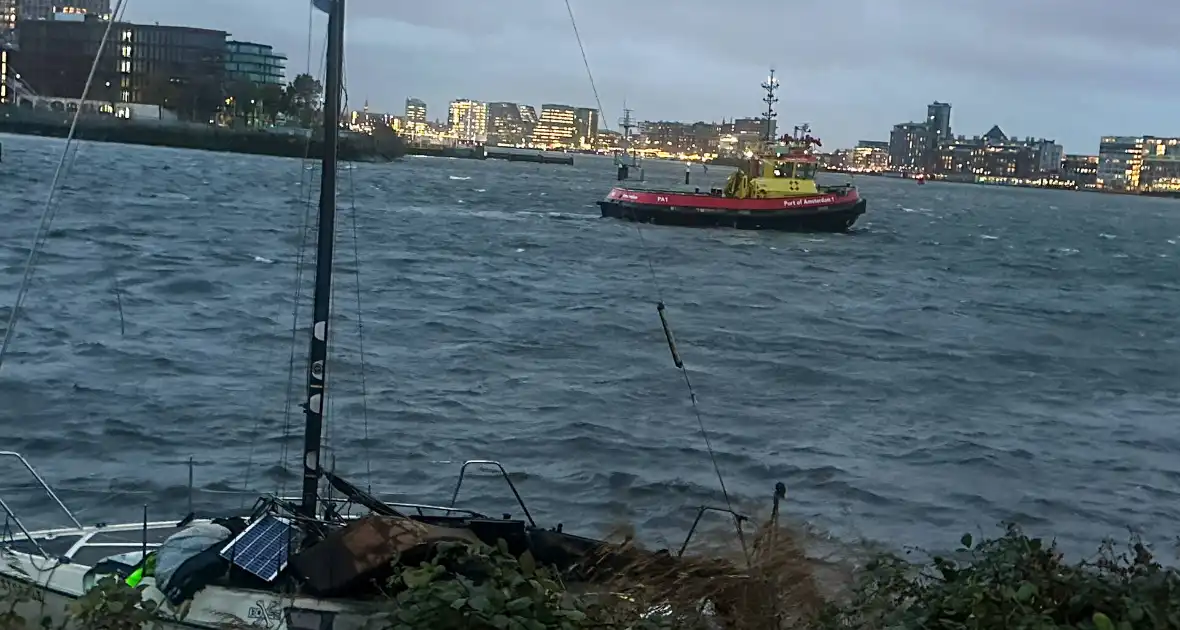 Afgebrande zeilboot op drift door harde windstoten - Foto 3