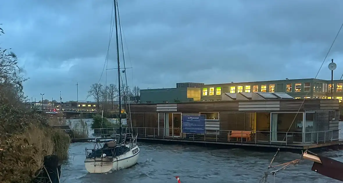 Afgebrande zeilboot op drift door harde windstoten - Foto 4