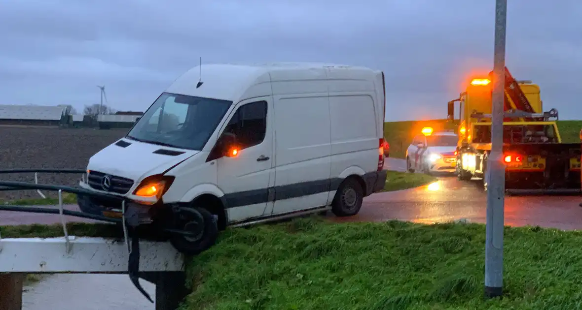 Bestelbus raakt bijna te water - Foto 4