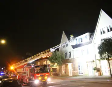 Brandweer haalt losse dakpannen weg na harde windstoten