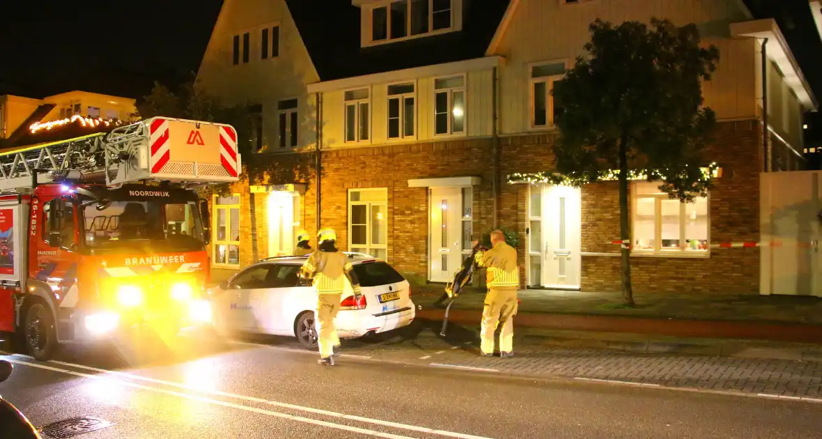 Brandweer haalt losse dakpannen weg na harde windstoten - Foto 1