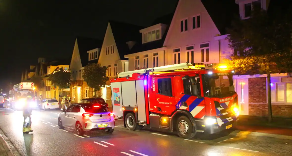 Brandweer haalt losse dakpannen weg na harde windstoten - Foto 2