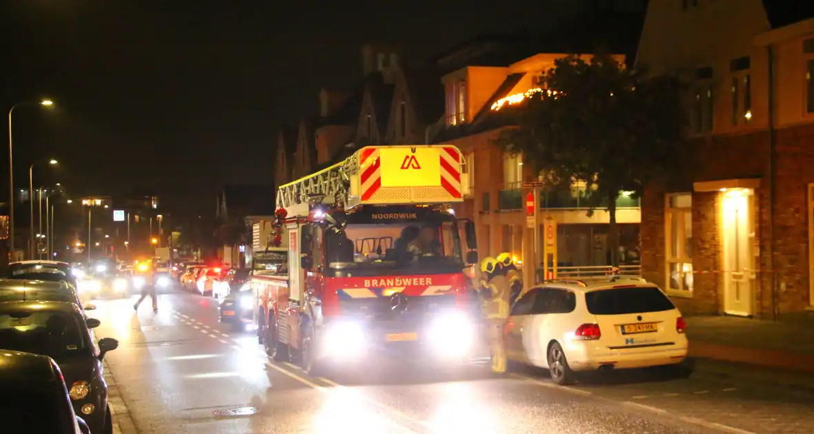 Brandweer haalt losse dakpannen weg na harde windstoten - Foto 3