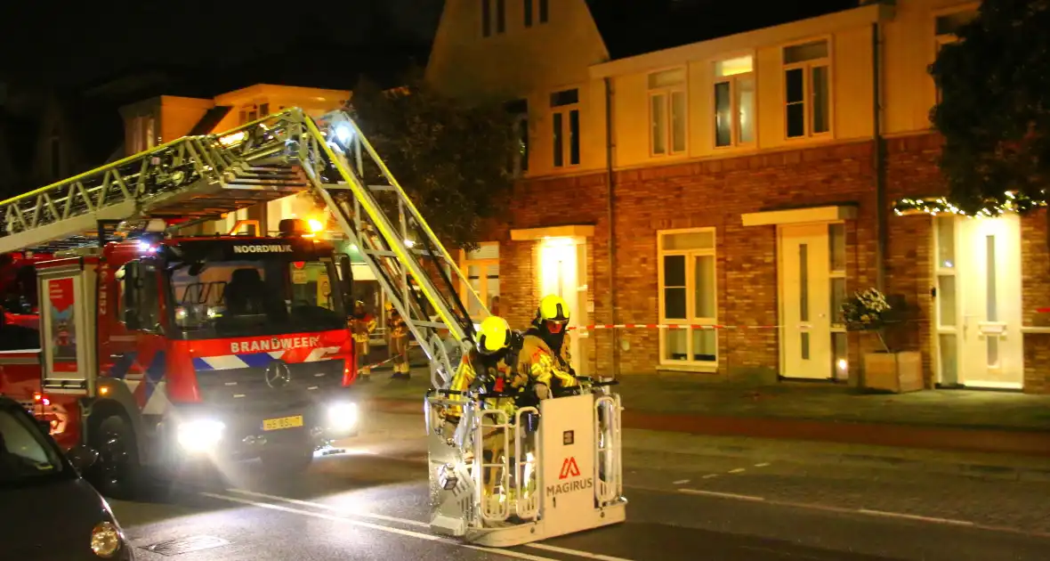 Brandweer haalt losse dakpannen weg na harde windstoten - Foto 4