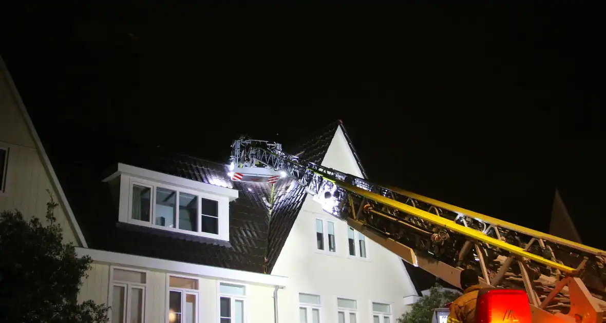 Brandweer haalt losse dakpannen weg na harde windstoten - Foto 6