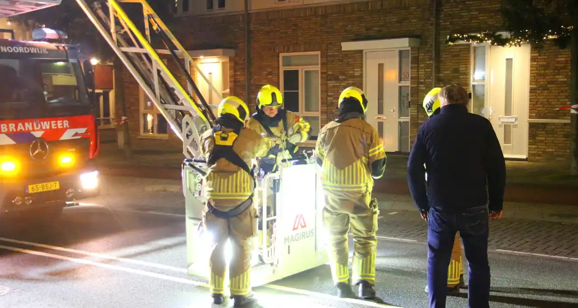 Brandweer haalt losse dakpannen weg na harde windstoten - Foto 8