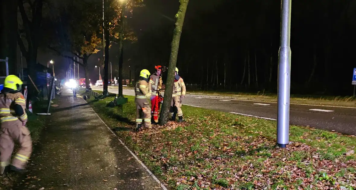 Brandweer zaagt over weg hangende boom om - Foto 8