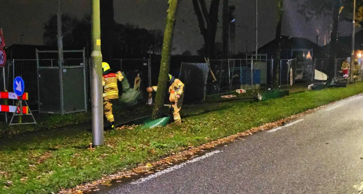 Brandweer zaagt over weg hangende boom om - Foto 9