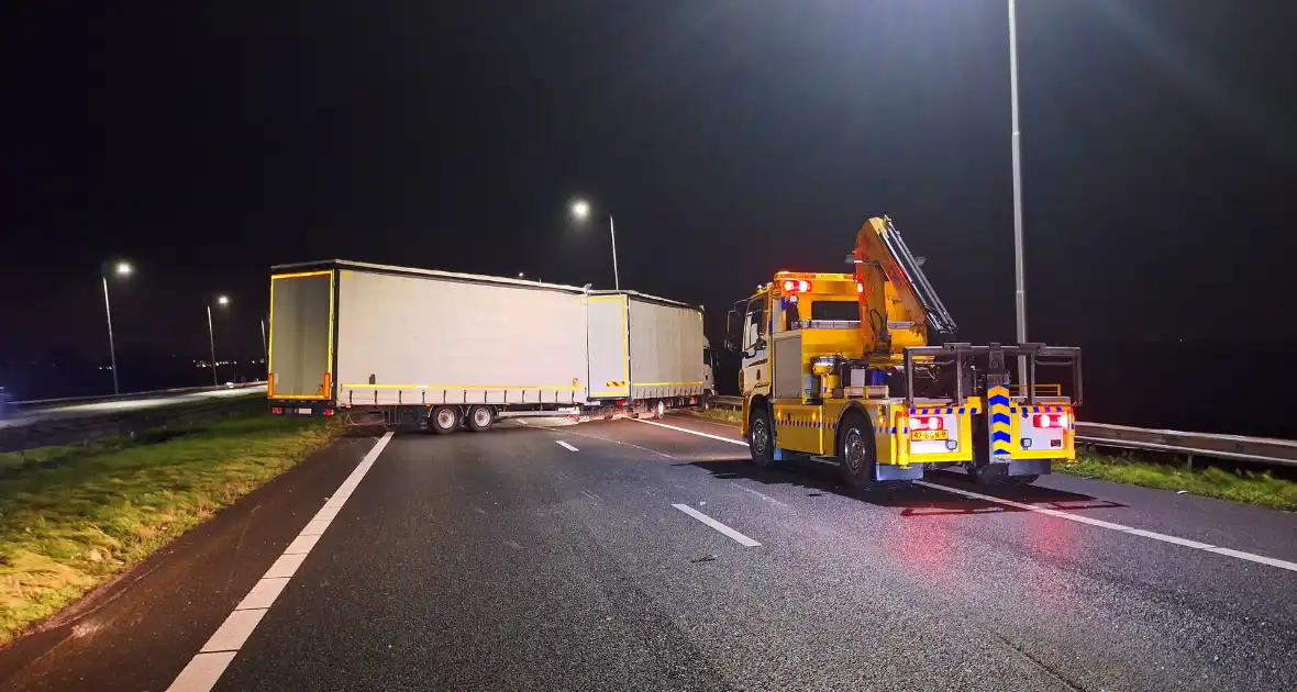 Vrachtwagentrailer waait om op snelweg