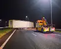 Vrachtwagentrailer waait om op snelweg