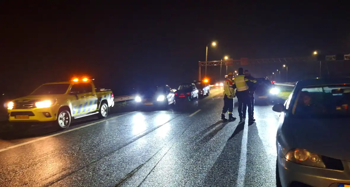 Vrachtwagentrailer waait om op snelweg - Foto 1