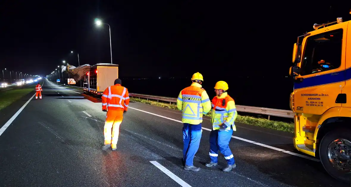 Vrachtwagentrailer waait om op snelweg - Foto 2