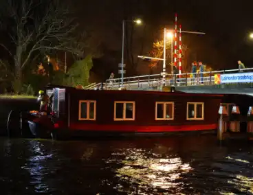 Losgeslagen woonboot komt vast te zitten onder brug