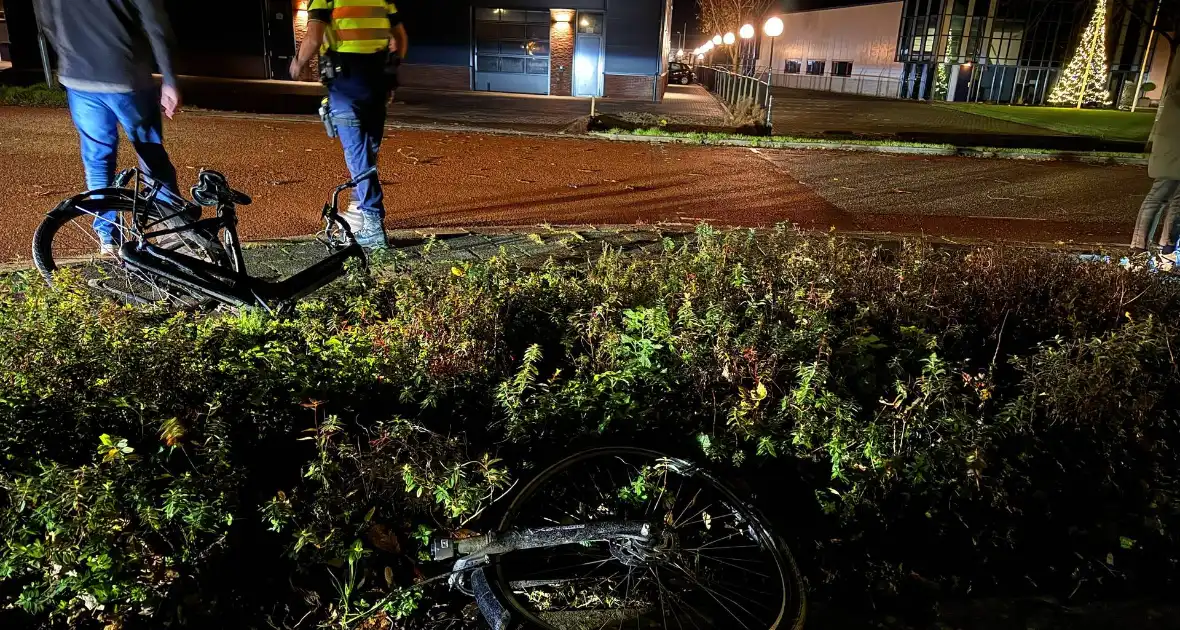 Voorwiel van fiets breekt af na botsing met auto op kruising