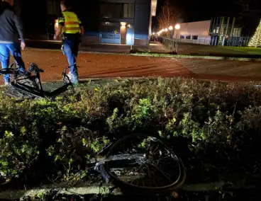 Voorwiel van fiets breekt af na botsing met auto op kruising