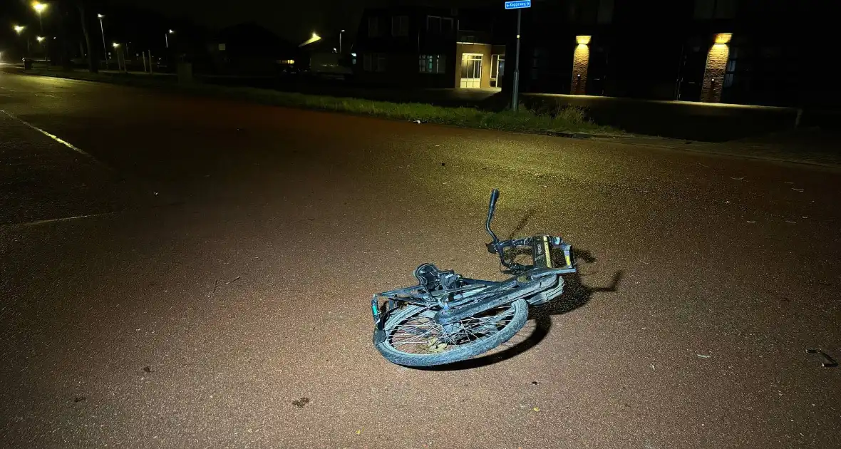 Voorwiel van fiets breekt af na botsing met auto op kruising - Foto 3