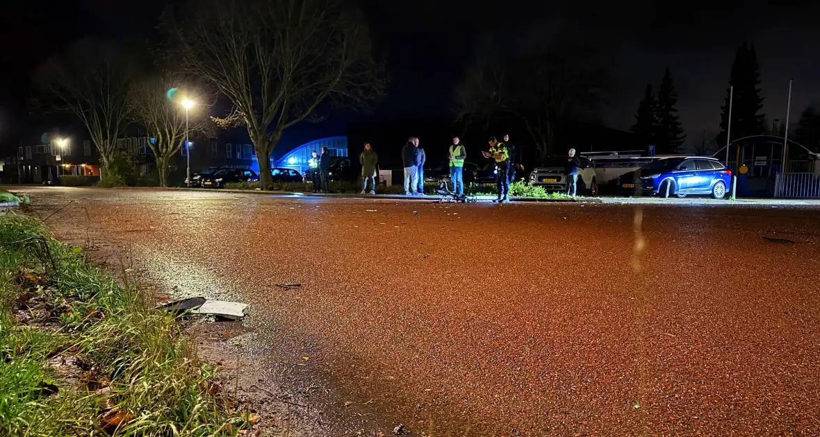 Voorwiel van fiets breekt af na botsing met auto op kruising - Foto 4