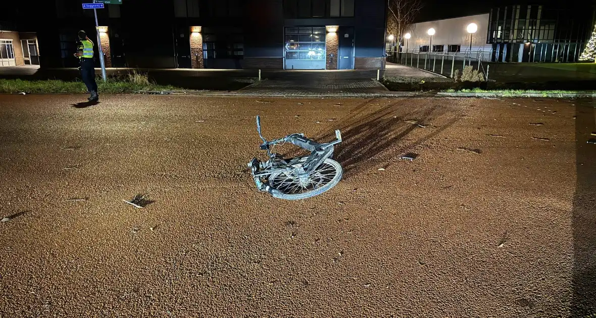 Voorwiel van fiets breekt af na botsing met auto op kruising - Foto 6