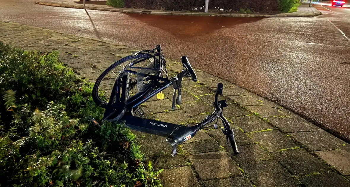 Voorwiel van fiets breekt af na botsing met auto op kruising - Foto 8