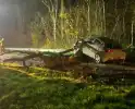 Auto crasht op omgevallen boom tijdens storm