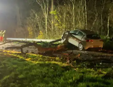 Auto crasht op omgevallen boom tijdens storm