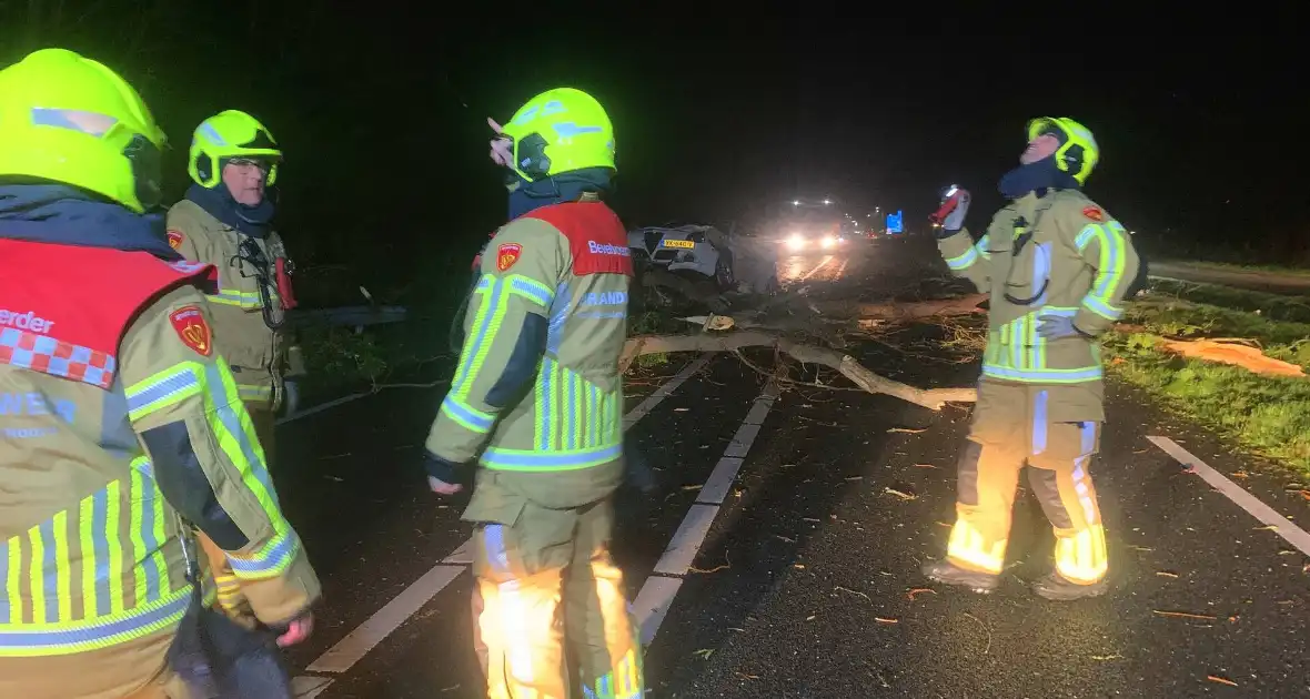 Auto crasht op omgevallen boom tijdens storm - Foto 1