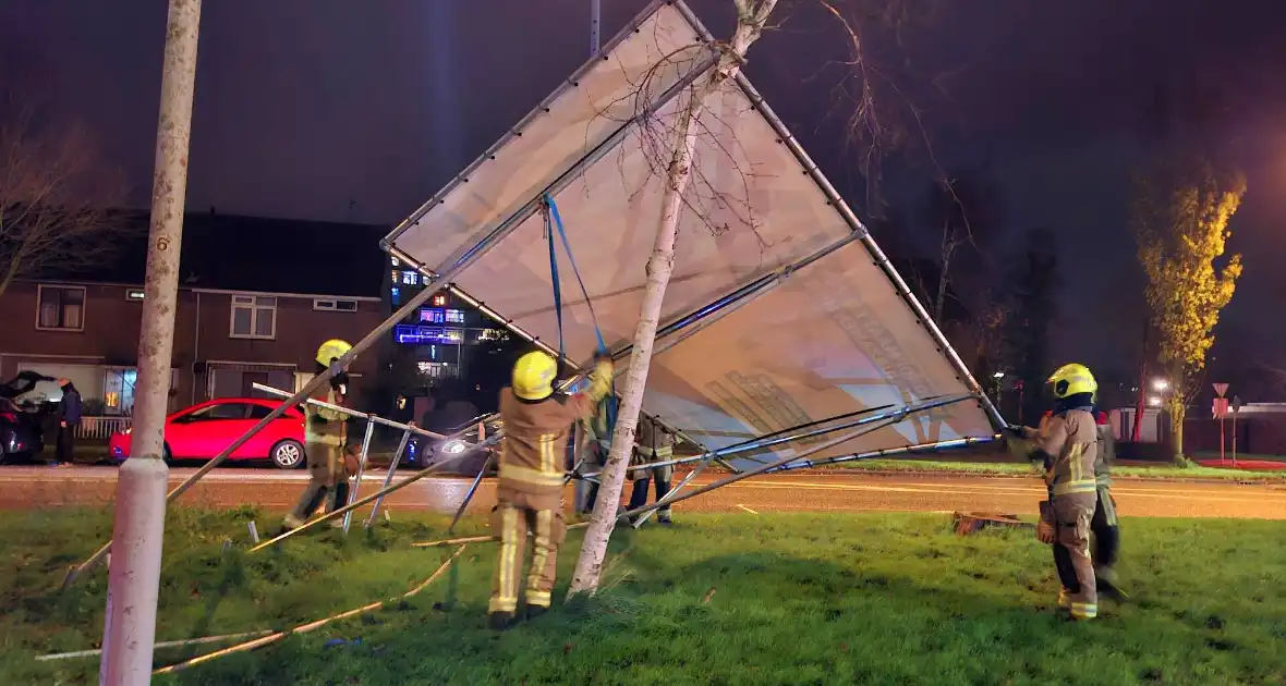 Bouwbord valt om door storm