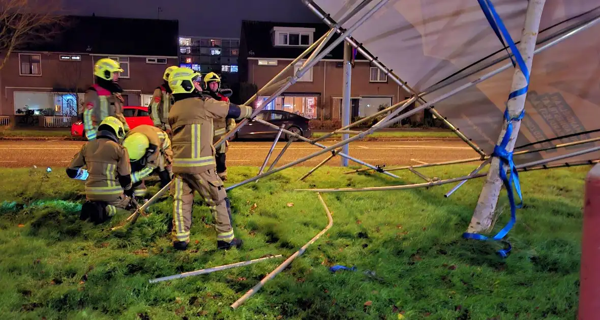 Bouwbord valt om door storm - Foto 1