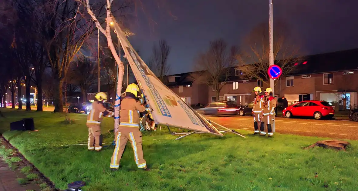 Bouwbord valt om door storm - Foto 2