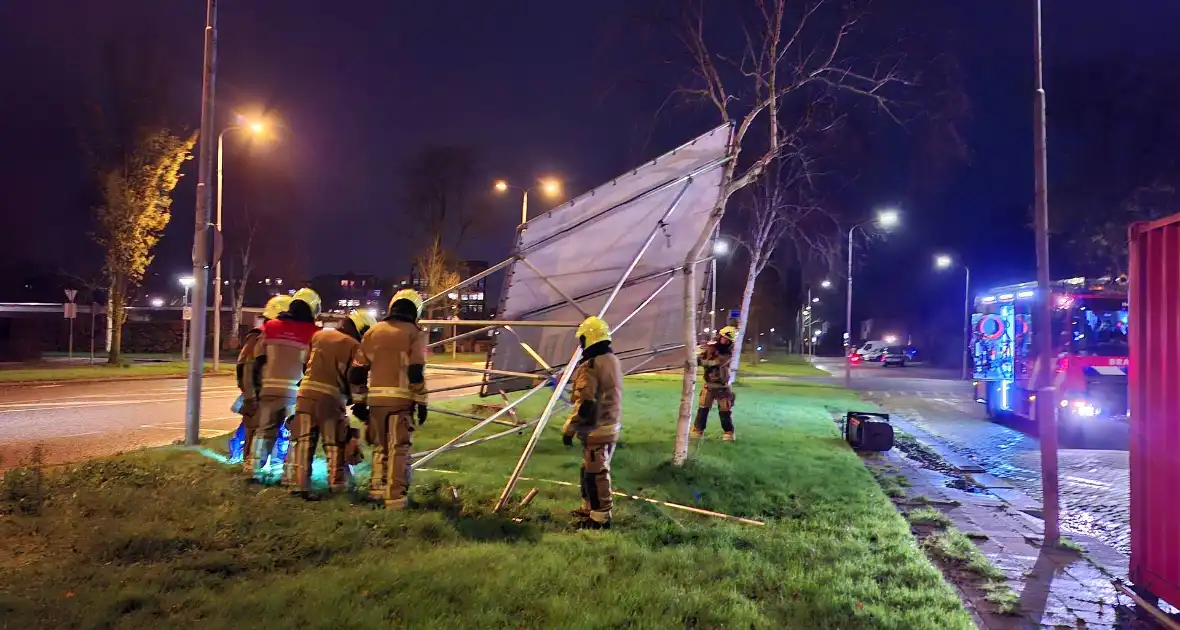 Bouwbord valt om door storm - Foto 4