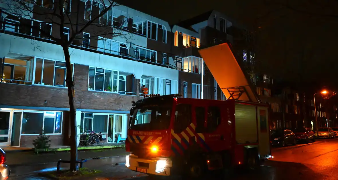 Dak waait van appartementencomplex en belandt op auto - Foto 1