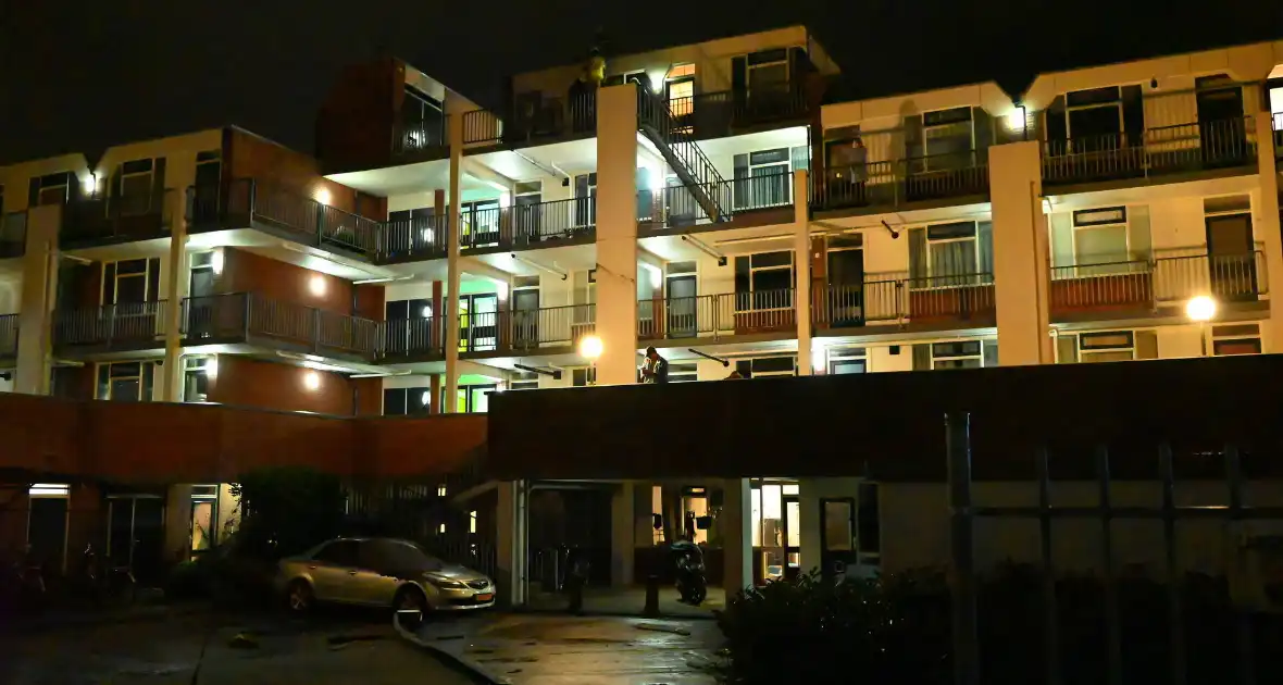 Dak waait van appartementencomplex en belandt op auto - Foto 3