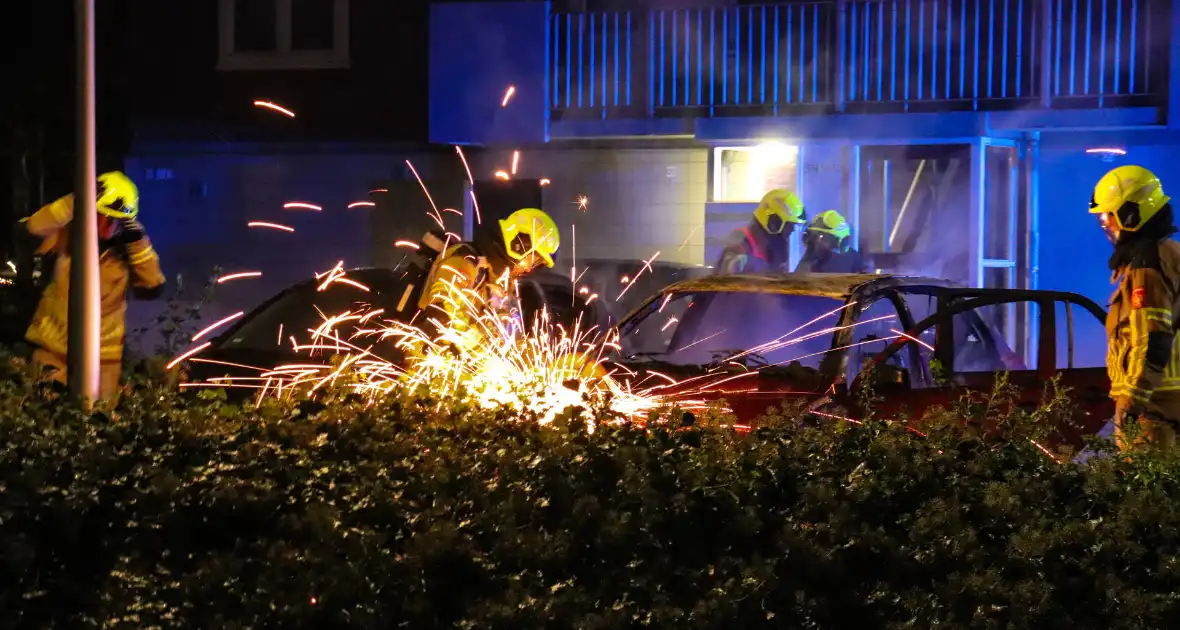 Flinke vlammenzee op parkeerplaats, politie start onderzoek - Foto 1