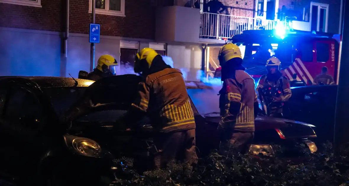 Flinke vlammenzee op parkeerplaats, politie start onderzoek - Foto 3