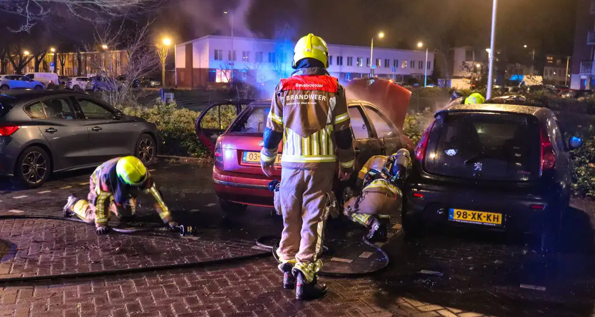 Flinke vlammenzee op parkeerplaats, politie start onderzoek - Foto 5