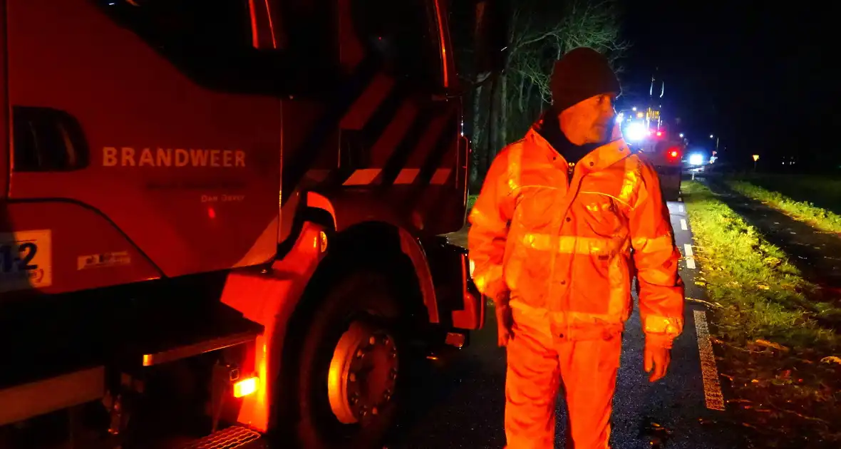 Auto komt vast te zitten tussen omgevallen bomen - Foto 6