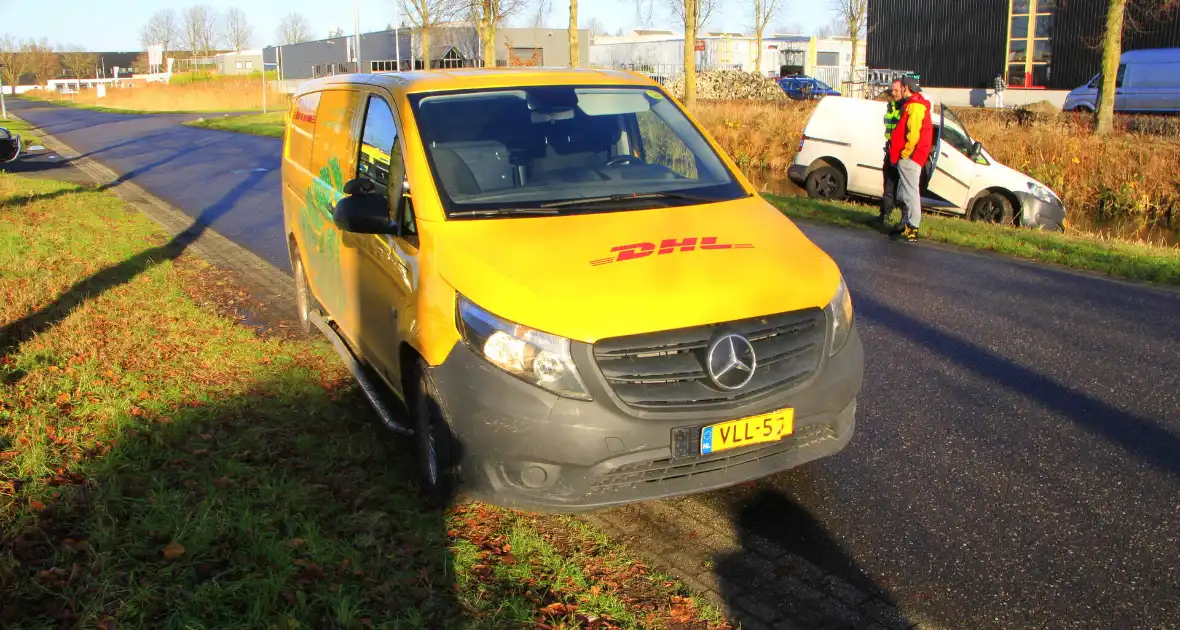 Pakketbezorger klapt op bestelauto