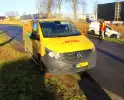 Pakketbezorger klapt op bestelauto