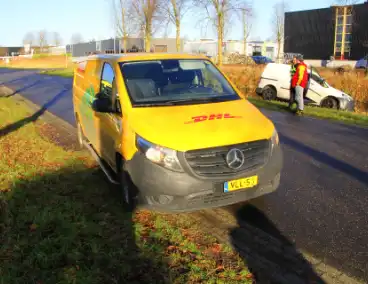 Pakketbezorger klapt op bestelauto