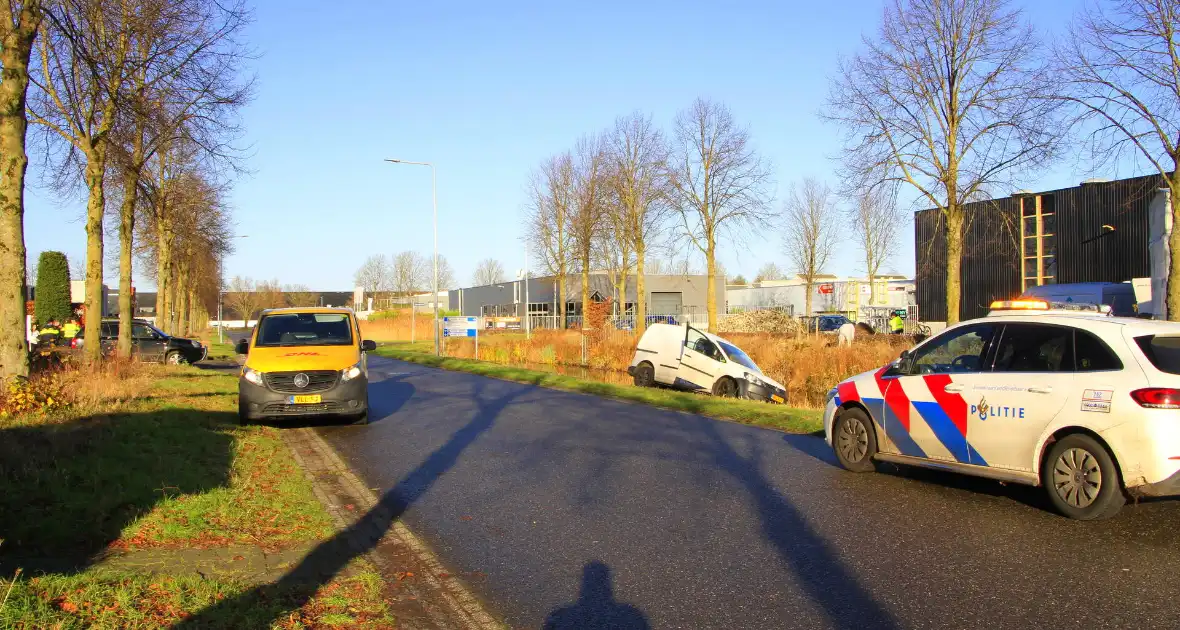 Pakketbezorger klapt op bestelauto - Foto 1