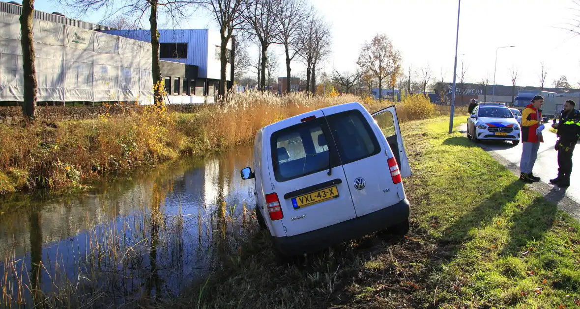 Pakketbezorger klapt op bestelauto - Foto 3